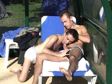 Jeunes minets gays s�enculent au soleil