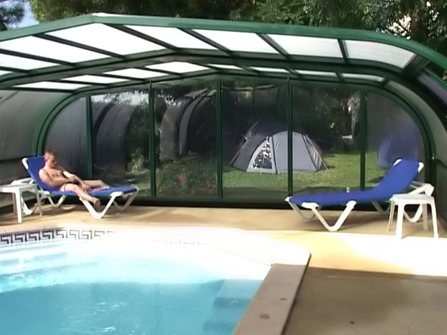 V�deos franceses: tres jovencitos gay follando al borde de la piscina