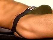 Un ragazzo bruno si masturba e gode davanti le telecamere