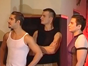 Une troupe de danseurs se rendent dans une boite de nuit priv�e