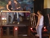 Une troupe de danseurs se rendent dans une boite de nuit priv�e