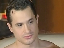Un bar pour nudistes gays accueille un tournage porno
