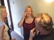 Un couple de quinquagénaires se tape un trip devant une caméra
