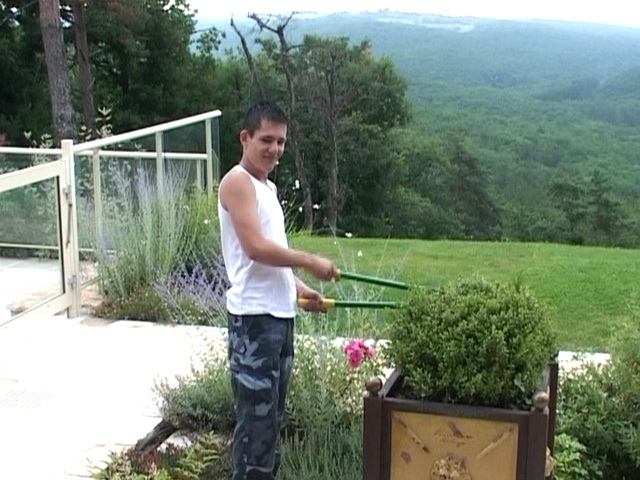 Piuttosto che tagliare l'aiuola vieni a tagliarmi un pompino !
