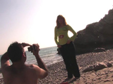 Blonde mature et son mec se tape un plan sur la plage - HD
