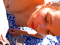 Ne bronze pas seule belle blonde et vient voir papa - HD
