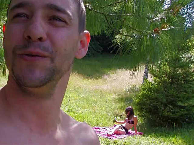 Baise d'une jeune brune en plein air !