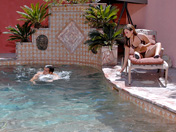 Une asiat baisée au bord de la piscine - image 13