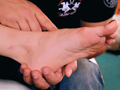 Blondinette fait des pieds et des mains !
