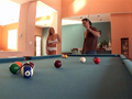 Femme mature astique une queue apr�s un billard !