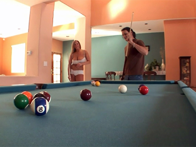 Femme mature astique une queue après un billard !