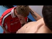 Deux minets prennent leur pied dans les vestiaires du stade de foot