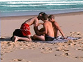 Jovencitos punk en una playa de nudistas