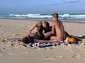 Jovencitos punk en una playa de nudistas