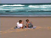 Orgie gay pour ces 3 minets gays naturistes qui baisent devant des voyeurs