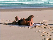Orgie gay pour ces 3 minets gays naturistes qui baisent devant des voyeurs