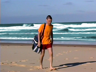 Ragazzi punk in una spiaggia naturista