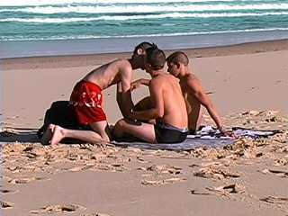 Minets punks sur plage naturiste