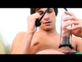 clip Il lui repeint le visage