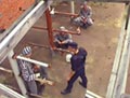 Dei detenuti si offrono una chiavata con il guardiano