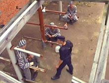 Los detenidos se ofrecen una rotaci&oacute;n con un maton