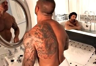 Bodybuider tatoué adore se faire enfiler videos gay